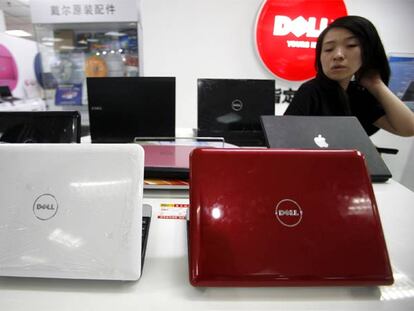 Una vendedora muestra varios modelos de computadoras de Dell en una feria celebrada en junio pasado en Pekín.