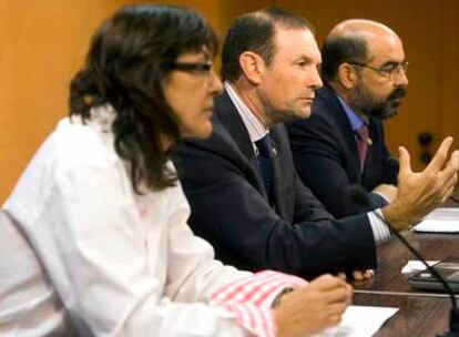 Ana Aguirre, Juan José Ibarretxe y Tontxu Campos, ayer en la  Lehendakaritza.