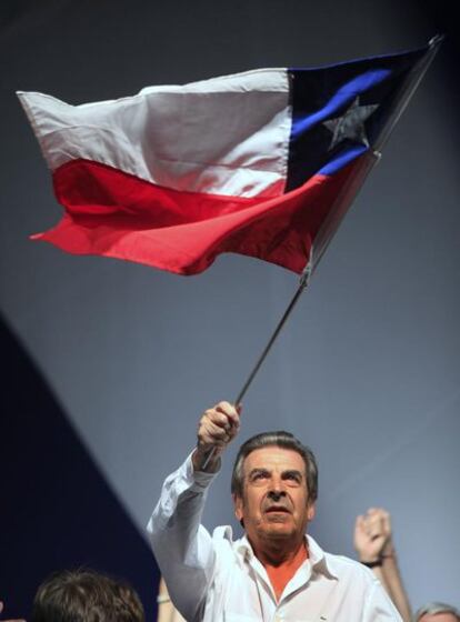 Eduardo Frei ondea una bandera chilena el jueves en un acto en Santiago.