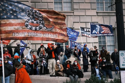 Membros do grupo de extrema direita Proud Boys seguem para o Capitólio, em 6 de janeiro.