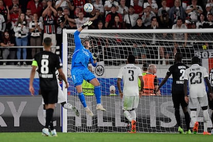 Courtois se estira para evitar un gol del equipo alemán.
