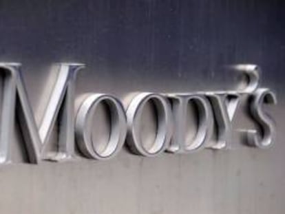 Fotografía de archivo del logo de la agencia de calificación Moody's.