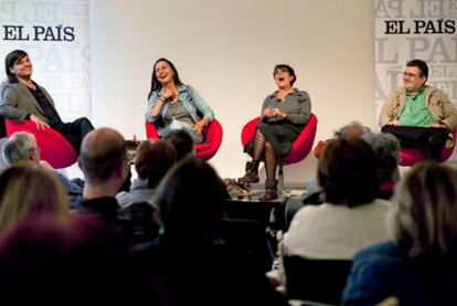 A unos días de que se celebre la festividad de Sant Jordi, EL PAÍS ha reivindicado la pasión por la lectura reuniendo a Nuria Amat, Maruja Torres y Sergi Pàmies en una charla moderada por Jacinto Antón en el CCCB de Barcelona.