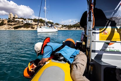 El agente medioambiental Carlos Pascual utiliza un batiscopio para ver si el ancla de un velero está afectando fondos de posidonia en la costa de Calpe (Alicante). 