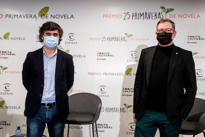 Pedro Simón y Dimas Prychyslyy durante los premios Primavera 2021 y 25 Primaveras en Madrid, este viernes.