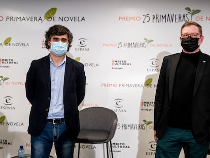 Pedro Simón y Dimas Prychyslyy durante los premios Primavera 2021 y 25 Primaveras en Madrid, este viernes.