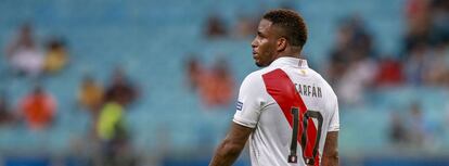 Farfan, con las tribunas semivacias de fondo en el Perú-Venezuela.