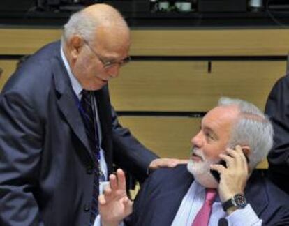 El ministro español de Agricultura y Pesca, Miguel Arias Cañete (dcha), conversa con su homólogo chipriota, Sofoclis Aletraris (izq), antes del inicio del Consejo Europeo de Agricultura y Pesca en Luxemburgo (Luxemburgo) hoy.