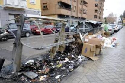 Las calles de Granada acumulan más de 2.300 toneladas de basura tras las trece jornadas que ha durado la huelga en el servicio de recogida.