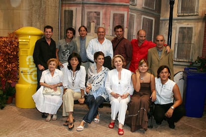 Parte de los actores de <i>A tortas con la vida,</i> junto a José Luis Moreno (de pie, en el centro) y Laura y Alberto Caballero (en primera fila, a la derecha de la imagen), en uno de los decorados de la serie.