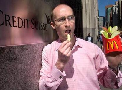 Keith Seigner, analista del Crédit Suisse, posa al lado de un restaurante de McDonald&#39;s en Nueva York.