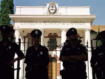 Policías federales vigilan la ESMA durante una manifestación de las Madres de Mayo en 1998.