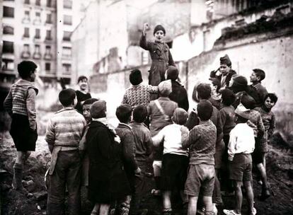 Esta fotografía, de Juan Pando, está tomada en un solar anexo al cine madrileño Coliseum, al final de la Gran Vía, en febrero de 1939, cuando la conclusión de la guerra era inminente.