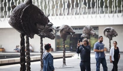 Visitantes se toman fotos junto a las esculturas de Ai Weiwei