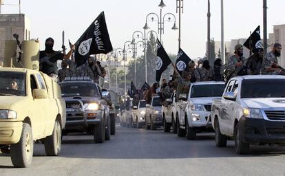 Desfile de combatientes del ISIS en Raqa (Siria) tras la proclamación del califato, a principios del verano de 2014.