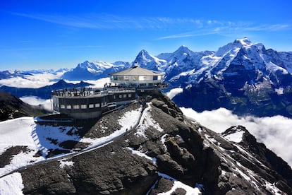 Desde el pico Schithorn, en el Oberland Bernés, tendremos una vista panorámica increible de 360º y 200 cumbres. Los mejores puntos de observación son la plataforma-mirador Skyline y el restaurante giratorio Piz Gloria (en la imagen), desde los que, en días despejados, se puede divisar incluso la Selva Negra alemana. Además, fueron escenario de algunas escenas de '007 al servicio de su majestad', a finales de los años setenta.