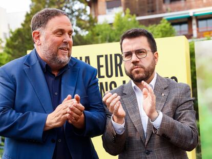 El presidente de ERC, Oriol Junqueras (izquierda), junto al presidente catalán en funciones, Pere Aragonès, durante el acto de inicio de la campaña de Ahora Repúblicas a las elecciones europeas, este jueves en Barcelona.