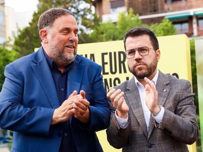 El presidente de ERC, Oriol Junqueras, a la izquierda, y el presidente catalán en funciones, Pere Aragonès, durante el acto de inicio de la campaña de Ahora Repúblicas en Barcelona, el pasado 23 de mayo.