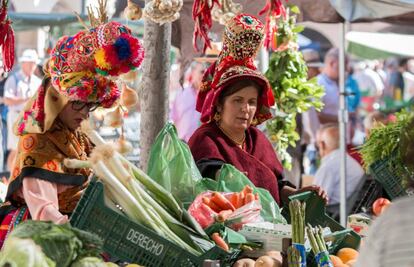 Vendedoras de verduras, con trajes típicos de la zona, el martes pasado en la Plaza Mayor de Plasencia.