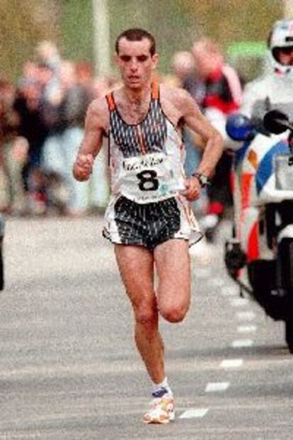 Roncero, a punto de ganar el maratón de Rotterdam, en 1998.