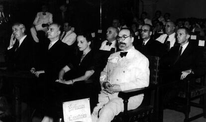 María Zambrano y Fernando de los Ríos, en la inauguración de la 'Reunión de profesores españoles en el exilio'. Aula magna de la Universidad de La Habana, 1943.