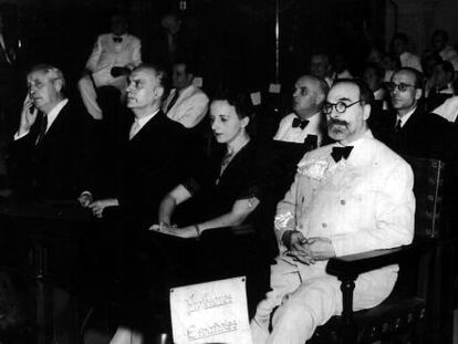 María Zambrano y Fernando de los Ríos, en la inauguración de la 'Reunión de profesores españoles en el exilio'. Aula magna de la Universidad de La Habana, 1943.