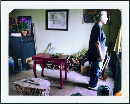 June Leaf (mujer de Robert Frank) en Mabou, Canada, 2009. Del libro Household Inventory Record (2013). 
