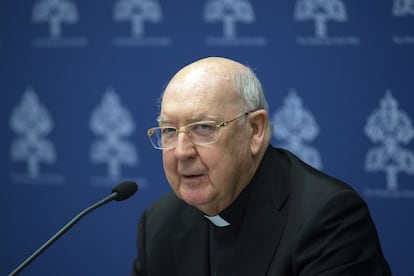 Imagen de archivo de Kevin Farrell, el cardenal camarlengo, en una rueda de prensa en el Vaticano en septiembre de 2024.