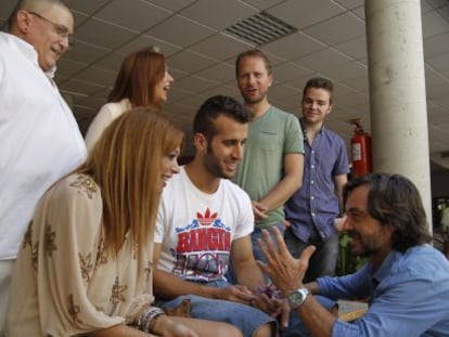 Armi&ntilde;&aacute;n, a la derecha, le da indicaciones a los actores en un ensayo.