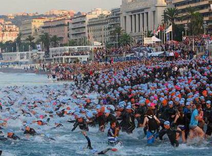 Los participantes en el triatlón inician el recorrido a nado.