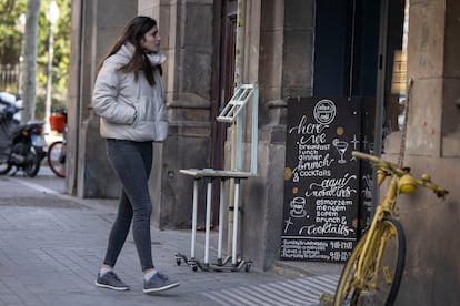 Un comerç del Born amb cartells en anglès i català.