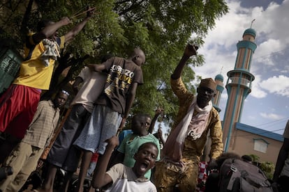 Manifestantes junto a la mezquita de Badalabougou de Bamako, donde predica el imam Mahmud Dicko, el pasado día 12.