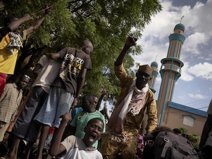 Manifestantes junto a la mezquita de Badalabougou de Bamako, donde predica el imam Mahmud Dicko, el pasado día 12.