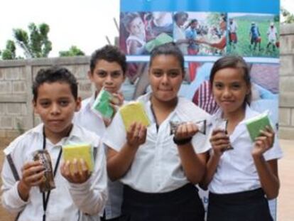 Un grupo de estudiantes en Nicaragua muestra su merienda, contribución de Brasil y Australia para el Programa de Alimentación Escolar.