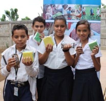 Un grupo de estudiantes en Nicaragua muestra su merienda, contribución de Brasil y Australia para el Programa de Alimentación Escolar.