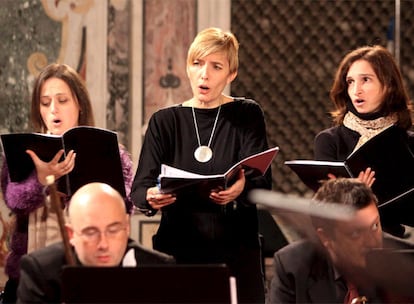 Sonsoles Espinosa, mujer del presidente del Gobierno, José Luis Rodríguez Zapatero, participó anoche junto al coro del que forma parte, La Capilla Real de Madrid, en un concierto de música barroca celebrado en la Capilla Donnaregina en Nápoles, Italia.