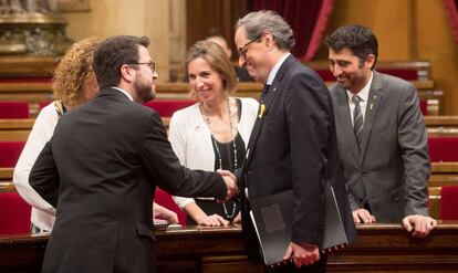 El presidente de la Generalitat, Quim Torra, junto a el vicepresidente y titular del departamento de Economía y Hacienda, Pere Aragonés, ayer en el Parlament.