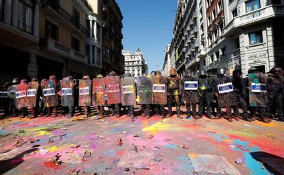 Los 'mossos', rociados de pintura, este sábado en el centro de Barcelona.
