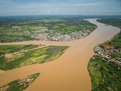En la región de Mojana y San Jorge, en el departamento de Sucre (Colombia), una fotografía aérea del río Magdalena desbordado.