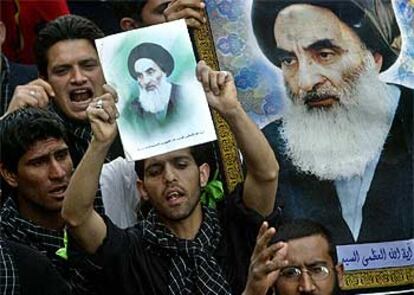 Manifestantes chiíes enarbolan retratos de su líder, el ayatolá Al Sistani, ayer en Nayaf.

 / ASSOCIATED PRESS