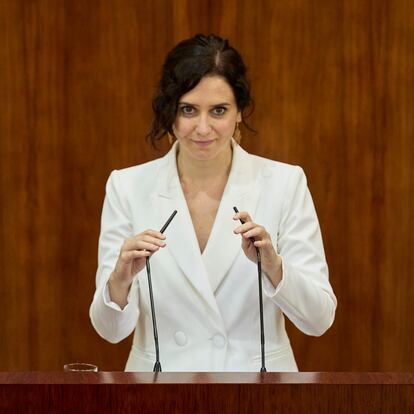 La presidenta en funciones de la Comunidad de Madrid, Isabel Díaz Ayuso, defiende su candidatura durante la primera sesión del pleno de su investidura en la Asamblea de Madrid, a 17 de junio de 2021, en Madrid (España). Ayuso encara esta sesión tras duplicar sus escaños y rozar la mayoría absoluta en las elecciones del 4 de mayo. Hoy se celebrará la primera sesión del pleno, mañana la segunda y casi con toda probabilidad, el próximo 19 de junio, Ayuso será de nuevo investida como presidenta de la Comunidad de Madrid.
17 JUNIO 2021;ASAMBLEA;AYUSO;MADRID;
Jesús Hellín   / Europa Press
17/06/2021