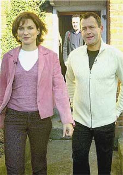 Burrell, junto a la periodista Fiona Bruce, ayer en su casa de Cheshire.