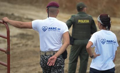 Miembros de las FARC atienden el acto del fin del grupo armado en Buenavista. 