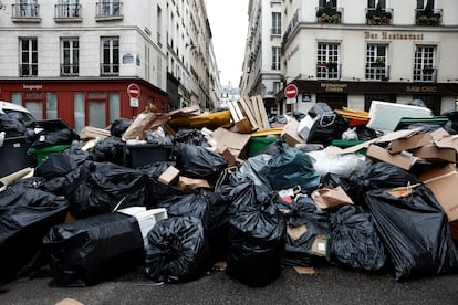 “Es una locura. No debería haber esto en París", lamentaba un camarero de un restaurante del centro del París. El lunes, octavo día de la huelga, la basura se amontonaba como aparece en la imagen. 