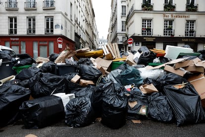 “Es una locura. No debería haber esto en París", lamentaba un camarero de un restaurante del centro del París. El lunes, octavo día de la huelga, la basura se amontonaba como aparece en la imagen.