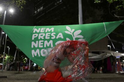 Una mujer realiza un 'performance' al que titula 'Vida', durante una protesta a favor del aborto en Río de Janeiro (Brasil).