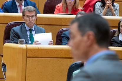 El presidente Pedro Sánchez interviene en el Senado, ante la mirada del líder del PP, Alberto Núñez Feijóo, el pasado octubre.