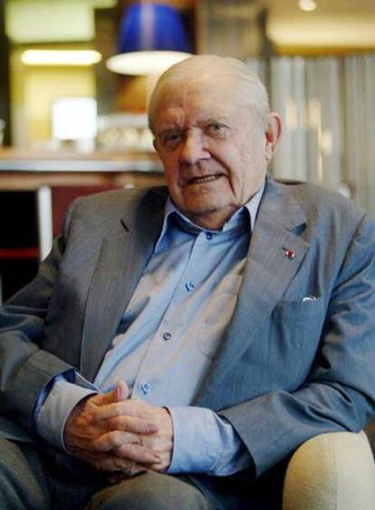 El compositor Pierre Delanoë, autor de canciones para Johnny Hallyday, Gilbert Bécaud o Joe Dassin, ha fallecido hoy a los 88 años de edad