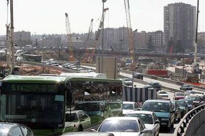 Atasco de vehículos en las obras de la M-30 a la altura de la avenida de Portugal.