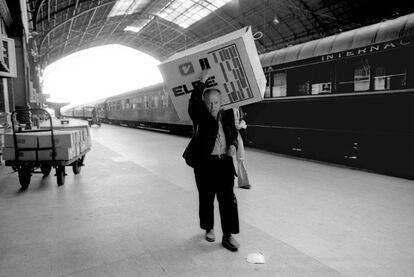 Estación de Atocha. Pasajero (Madrid, 1978).